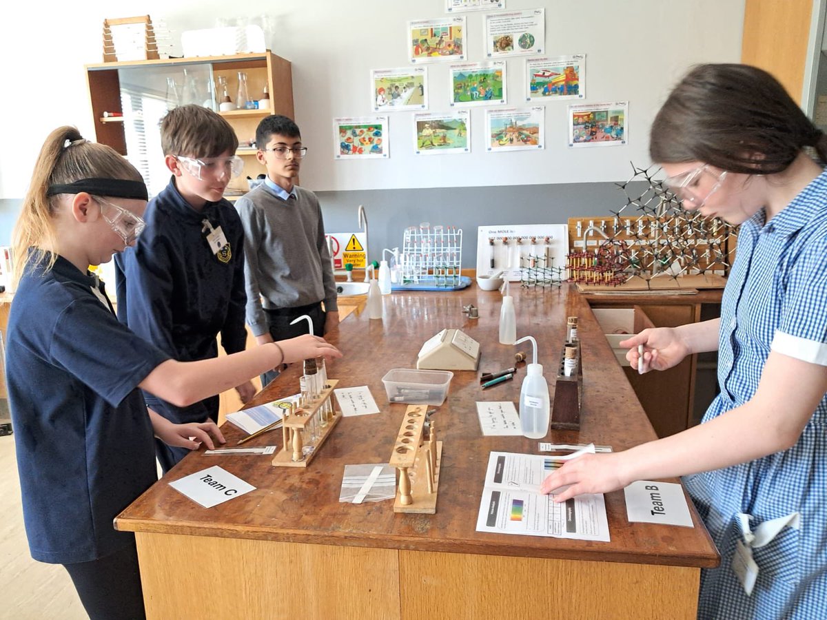 ScienceFernhill's tweet image. Chromatography and poison analysis now in the chemistry lab @FernhillSchool #EverydayisOpenDay