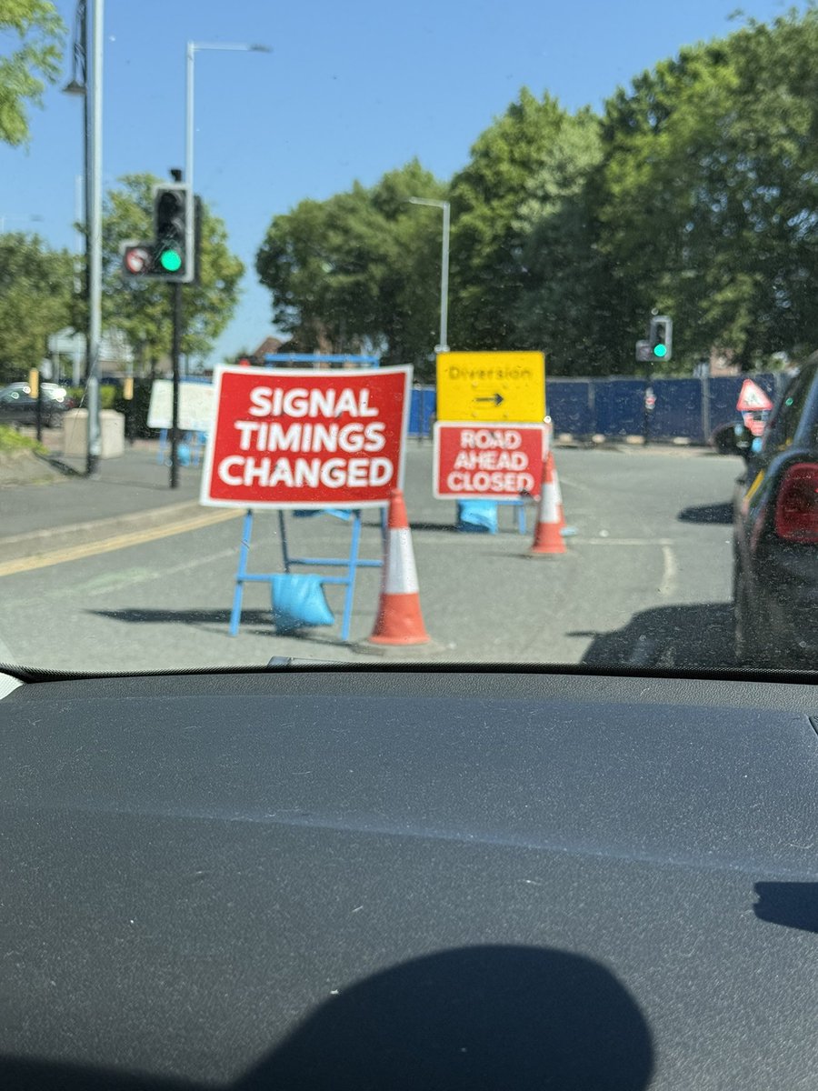 jane6519's tweet photo. @StockportMBC why are these lights at the top of Mercian Way still on? There is no traffic coming from Greek St roundabout and the traffic coming from Booth St is left turn only. No need to have traffic waiting at lights for no reason surely??? https://t.co/R7lTil2cTS