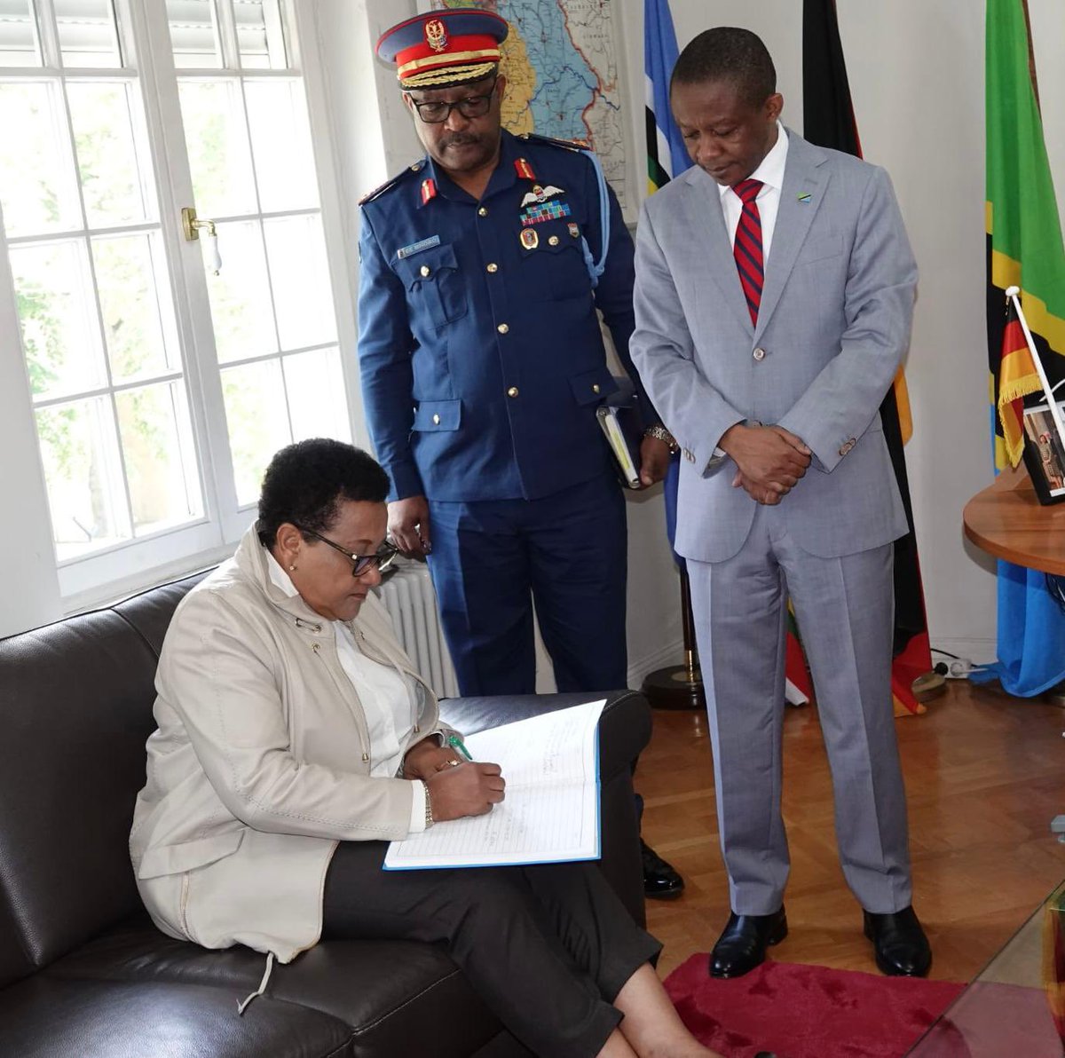 HassaniMwamweta's tweet photo. Tumepata heshma kumpokea Ubalozini @UbaloziGermany  Mhe. Dkt. Stergomena Lawrence Tax (Mb), @DrTaxs Waziri wa Ulinzi na Jeshi la Kujenga Taifa wa Jamhuri ya Muungano wa Tanzania.

Mheshimiwa Waziri Tax yuko Ujerumani kushiriki Mkutano wa Mawaziri wa Nchi zinazoshiriki Operesheni za Amani za Umoja wa Mataifa (UNPeacekeeping Ministerial Conference 2025) kuanzia tarehe 13 - 14 Mei 2025 - Berlin, Ujerumani.