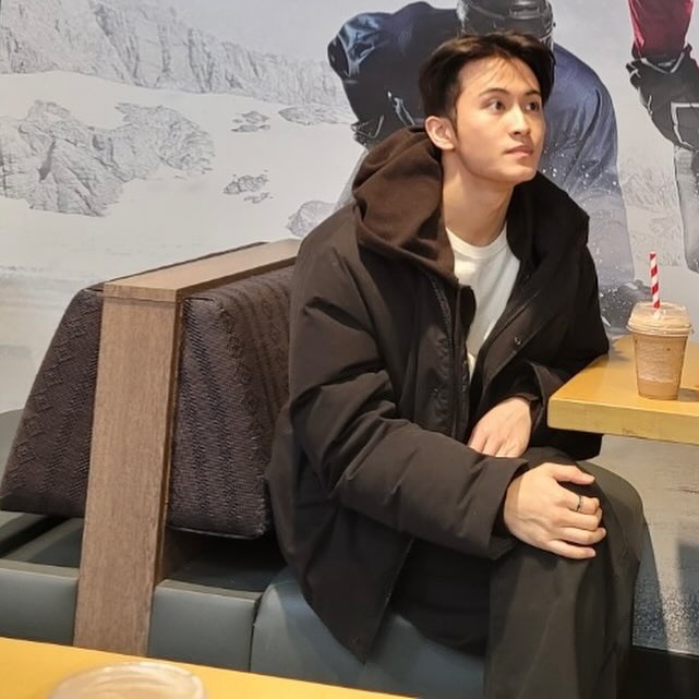 markmoIo's tweet photo. dia paham klo bareface dia adalah titik dimana dia bener-bener PLEK GANTENG MUTLAK https://t.co/NgvPxcOPpC