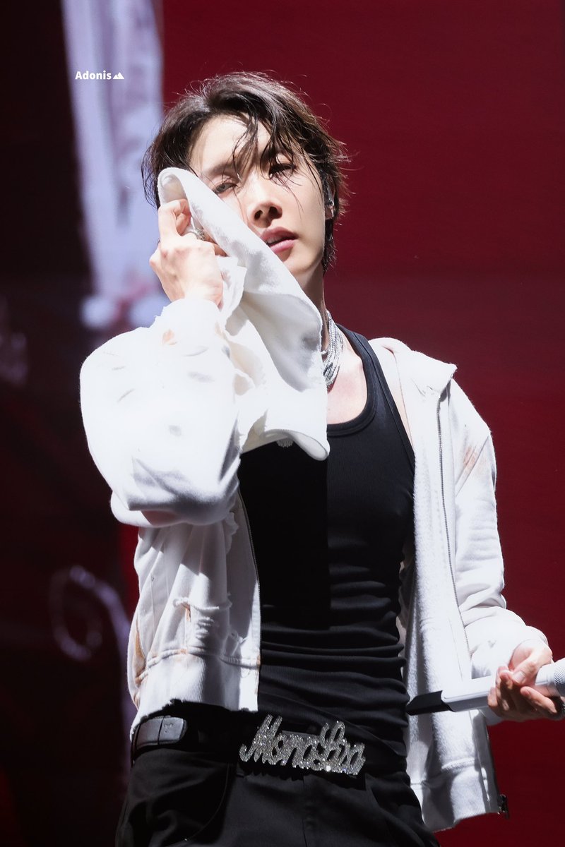 Adonis_Hoseok's tweet photo. 250511 HOPE ON THE STAGE in Bangkok
💦
#jhope #제이홉 #정호석 #ジェイホープ 
#BTS #방탄소년단 @BTS_twt https://t.co/6hKWzlvhWq