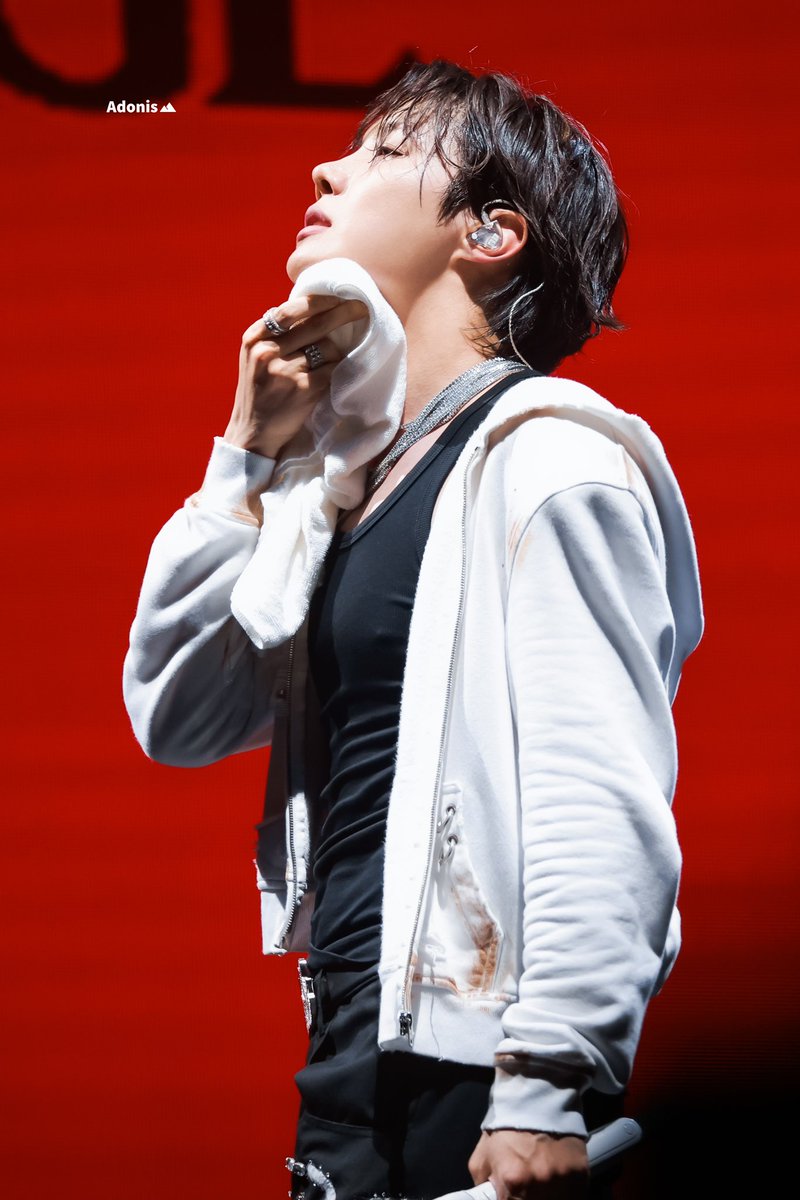 Adonis_Hoseok's tweet photo. 250511 HOPE ON THE STAGE in Bangkok
💦
#jhope #제이홉 #정호석 #ジェイホープ 
#BTS #방탄소년단 @BTS_twt https://t.co/6hKWzlvhWq
