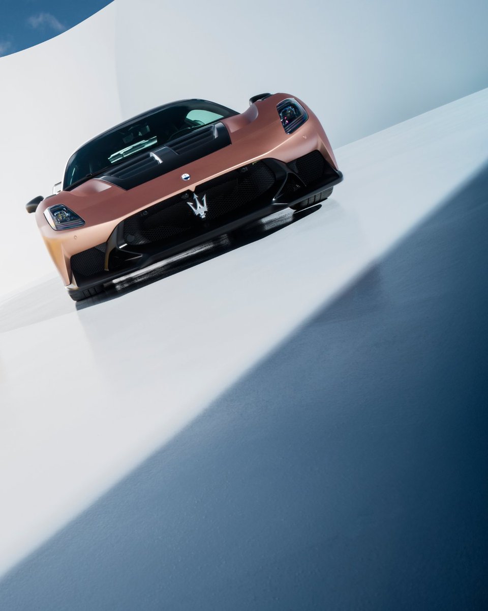 No spotlight needed: they brought their own.​​
#MaseratiGT2Stradale #Maserati