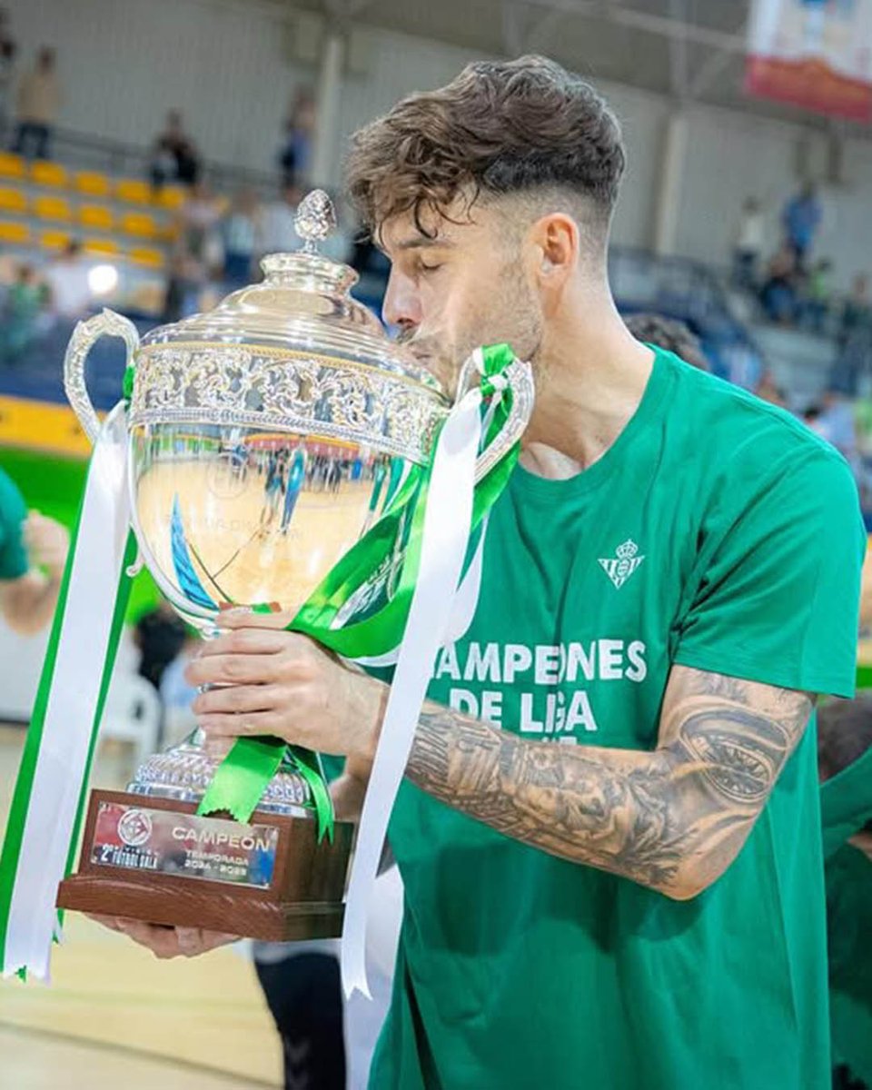 🥳 ¡La 𝑎𝑙𝑒𝑔𝑟𝑖́𝑎 𝑑𝑒𝑙 𝒄𝒂𝒎𝒑𝒆𝒐́𝒏 de Segunda División!

🏆 @RealBetisFS 

#LNFS #LigaFutsalProfesional