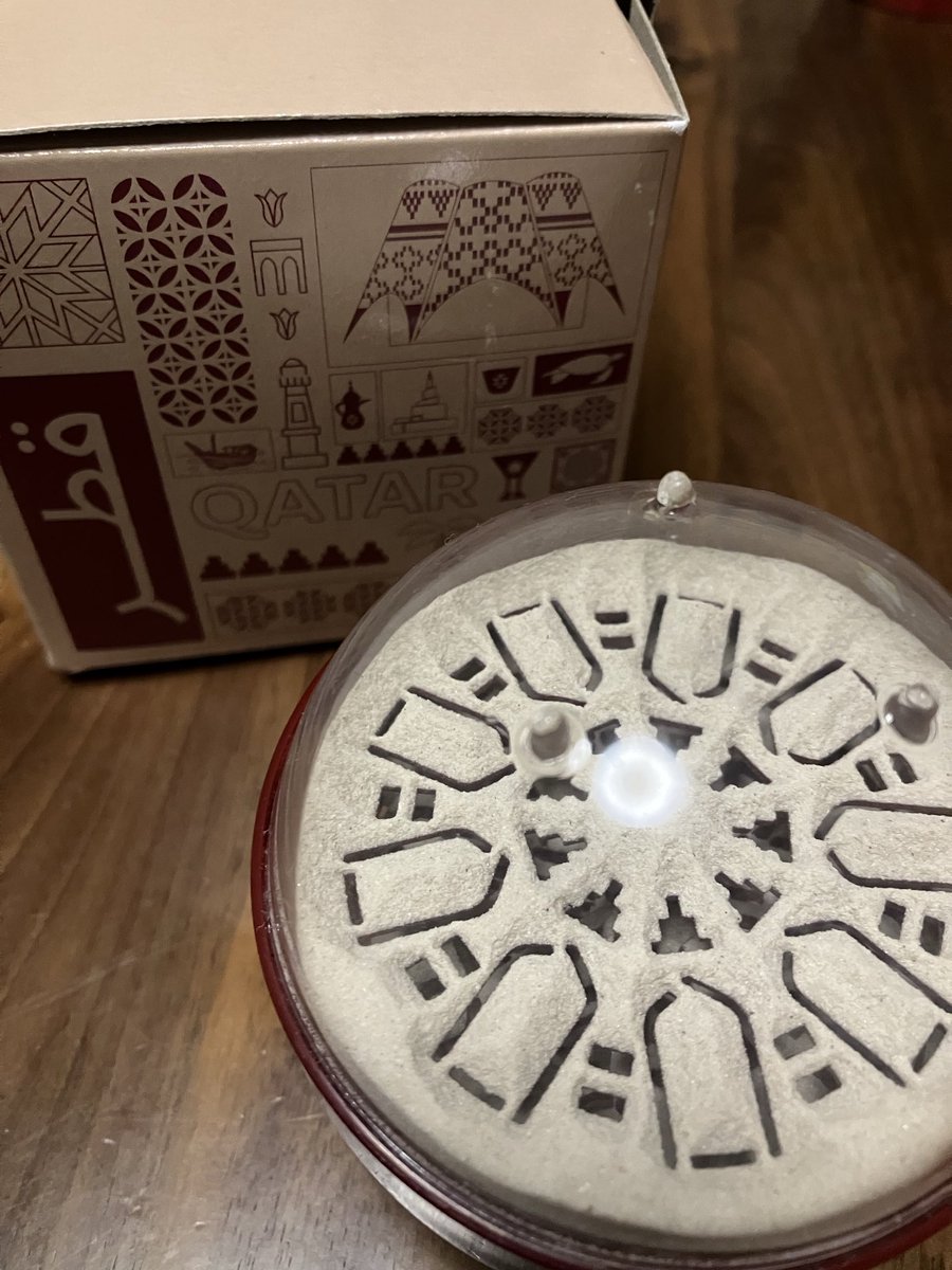 カタール館で購入した砂が落ちる置物。Xで見て、子も私も絶対欲しいっ