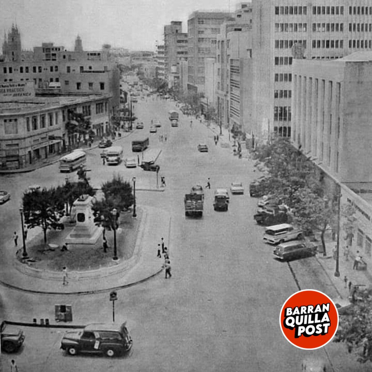 QuillaPost's tweet image. En Barranquilla si que teníamos aire a ciudad Europea, le acompañaba su estructura setentera, y la tranquilidad que respira esta foto.

Paseo de Bolívar años 70’s.
