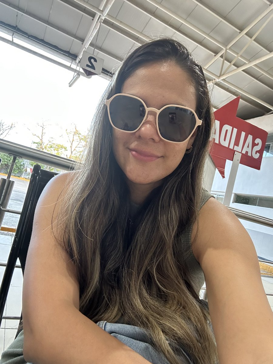 nanis11's tweet photo. Una con lentes oscuros porque aquí estoy en el ADO chillando porque un personaje de un libro murió 🥲😅 https://t.co/uVgYoEs0Zm