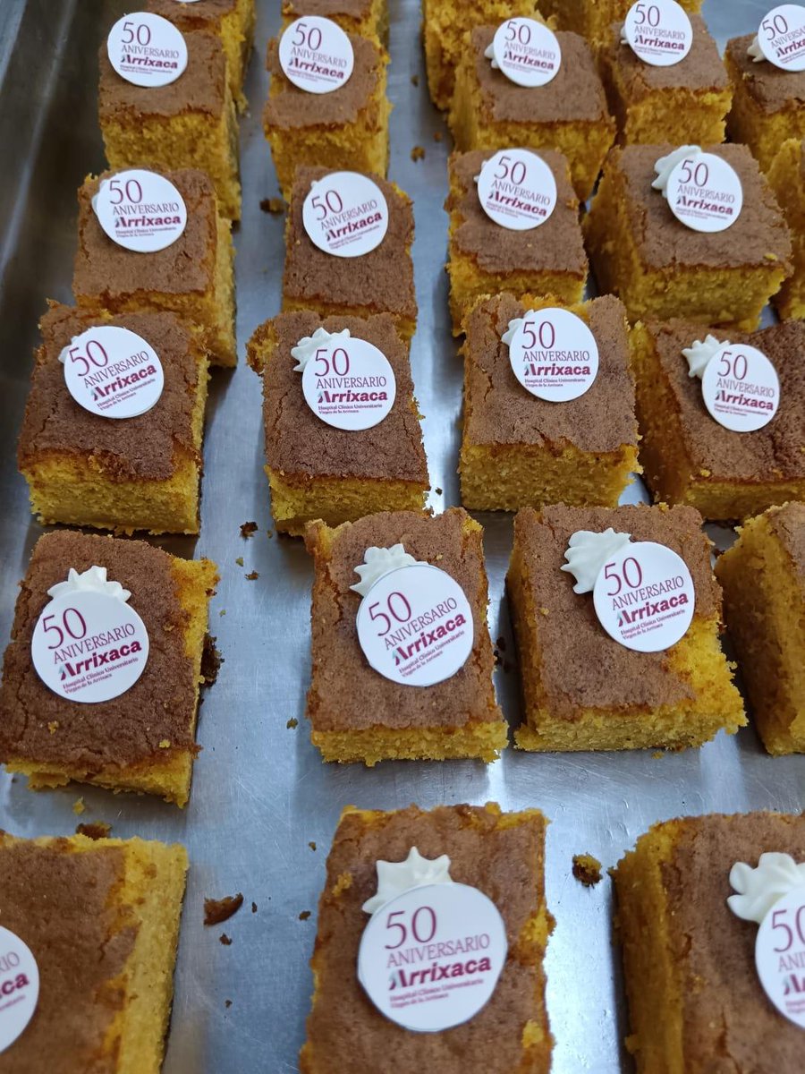 AreaUnoArrixaca's tweet image. 🛏️🏥Ayer quisimos incluir en la celebración, al protagonista de todo este engranaje de profesionales y tecnología. Y el Servicio de Cocina Arrixaca encontró la manera 💡. 

3⃣0⃣0⃣ pacientes sin restricciones dietéticas disfrutaron de pastel de cumpleaños. @Murciasalud @codinmur
