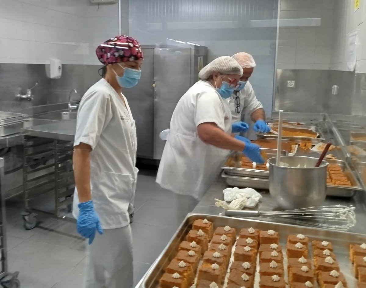 AreaUnoArrixaca's tweet image. 🛏️🏥Ayer quisimos incluir en la celebración, al protagonista de todo este engranaje de profesionales y tecnología. Y el Servicio de Cocina Arrixaca encontró la manera 💡. 

3⃣0⃣0⃣ pacientes sin restricciones dietéticas disfrutaron de pastel de cumpleaños. @Murciasalud @codinmur