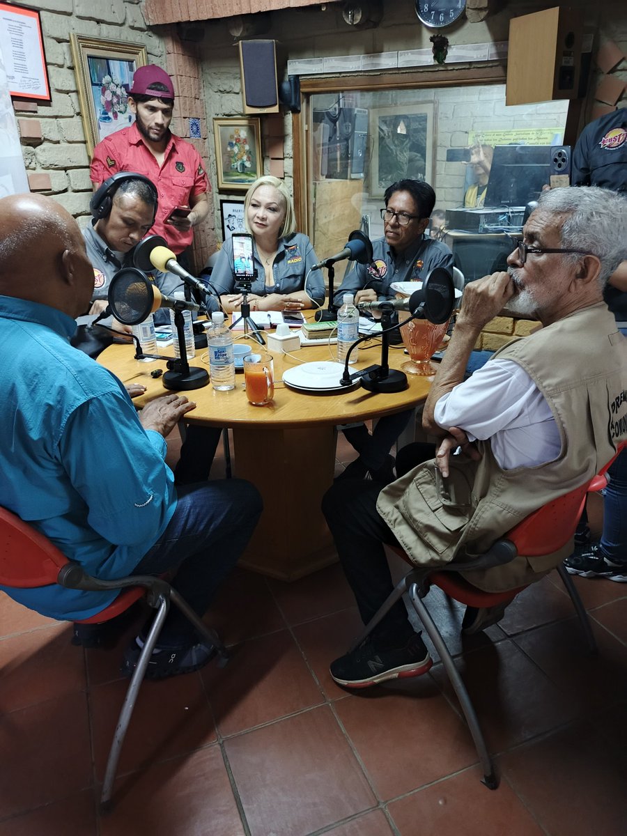 Al momento Entrevista al Comandante Luis Reyes Reyes Candidato a la Gobernación del Estado Lara en vivo por el <a href="/LaraSimac/">SIMAC LARA</a> señal Matriz Guachirongo en Dial 98?5FM guachirongoendial.com.ve