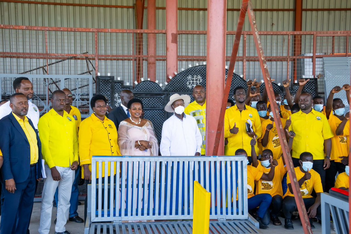 JaneBarekye's tweet image. Right Now! In Ntoroko town council, Ntoroko District. Am happy to welcome H.E The President @KagutaMuseveni for commissioning of presidential industrial hub, which serves Ntoroko, Bundibugyo, and fort portal Districts. The youth have gained skills in tailoring, Hairdressing and…