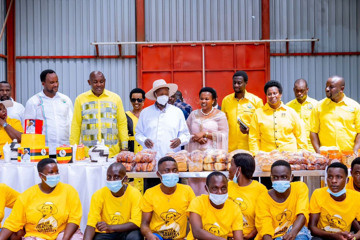 JaneBarekye's tweet image. Right Now! In Ntoroko town council, Ntoroko District. Am happy to welcome H.E The President @KagutaMuseveni for commissioning of presidential industrial hub, which serves Ntoroko, Bundibugyo, and fort portal Districts. The youth have gained skills in tailoring, Hairdressing and…