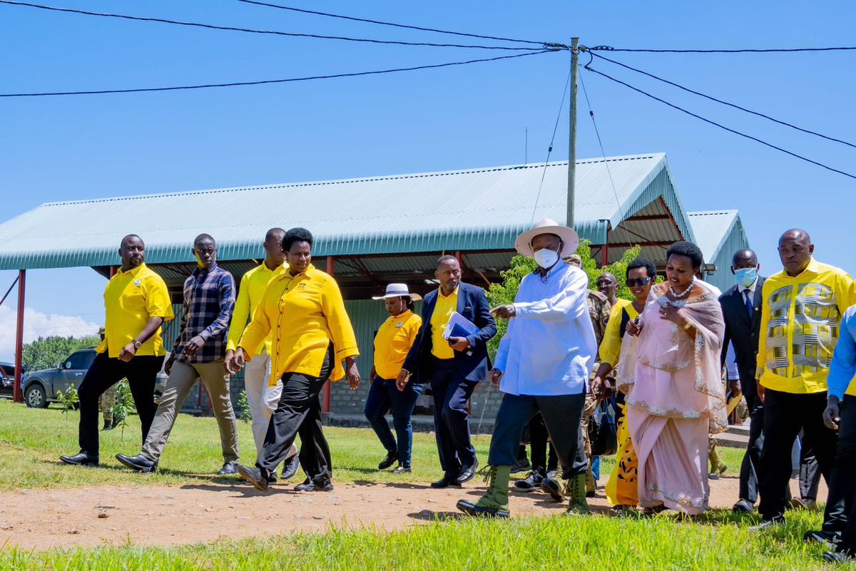 JaneBarekye's tweet image. Right Now! In Ntoroko town council, Ntoroko District. Am happy to welcome H.E The President @KagutaMuseveni for commissioning of presidential industrial hub, which serves Ntoroko, Bundibugyo, and fort portal Districts. The youth have gained skills in tailoring, Hairdressing and…