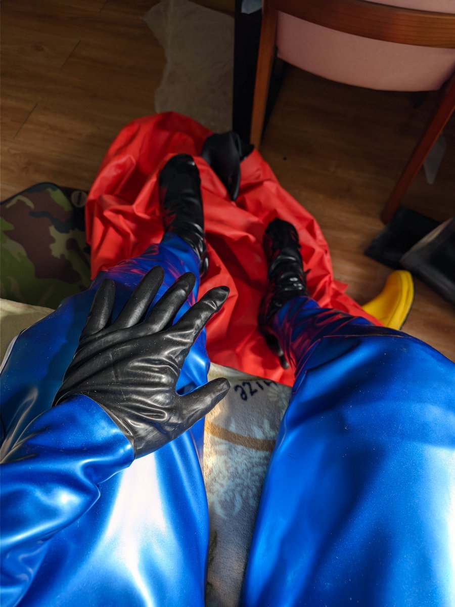 AlthCommander's tweet image. Chemical love

#latex #rubbergay #rubbergloves #rubbersuit #Hazmat