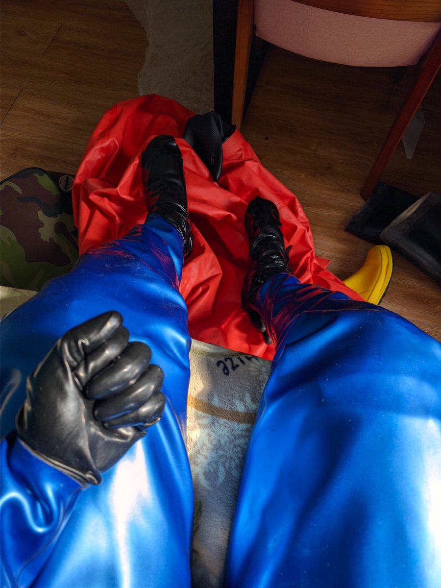 AlthCommander's tweet image. Chemical love

#latex #rubbergay #rubbergloves #rubbersuit #Hazmat