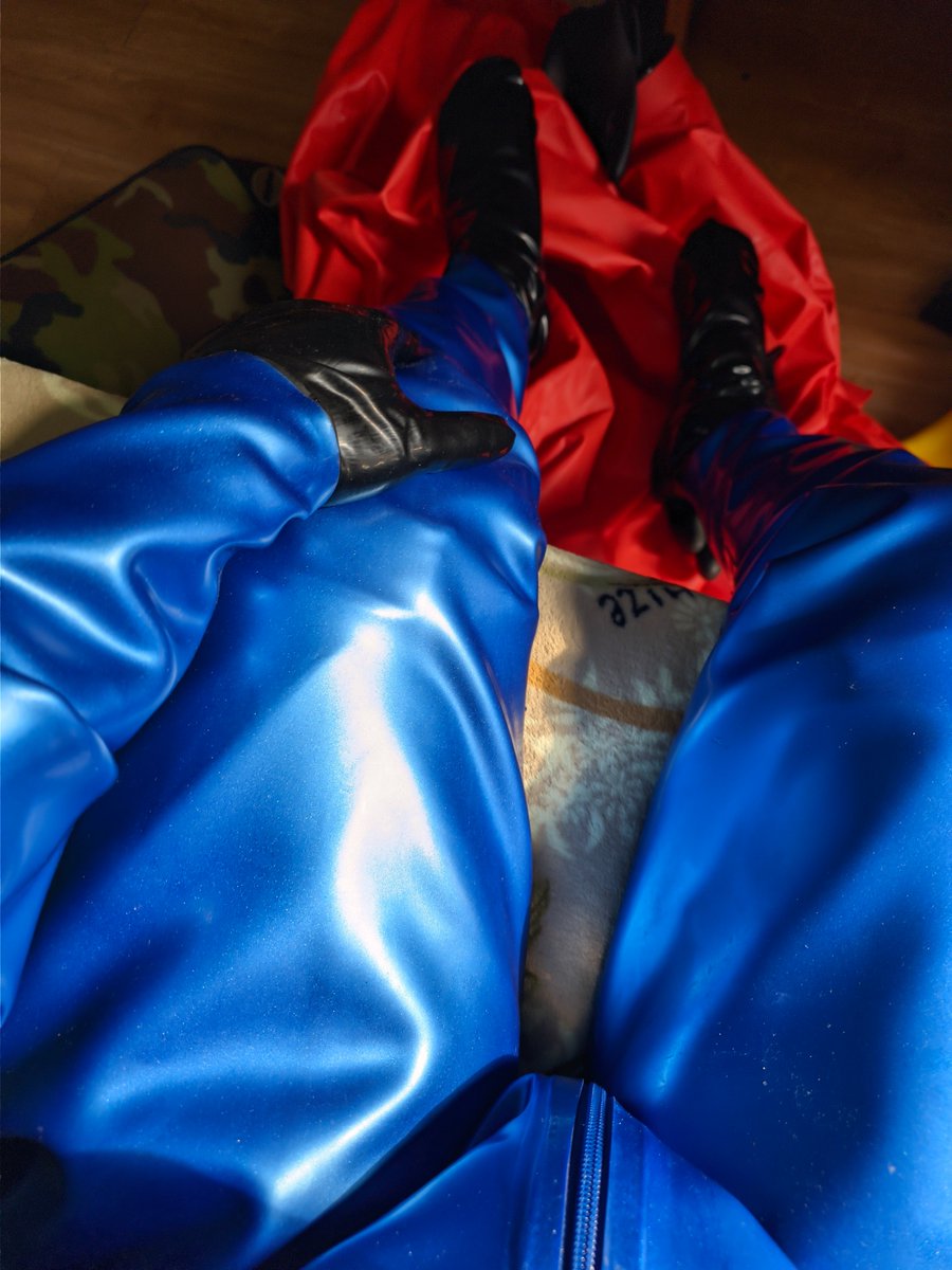 AlthCommander's tweet image. Chemical love

#latex #rubbergay #rubbergloves #rubbersuit #Hazmat