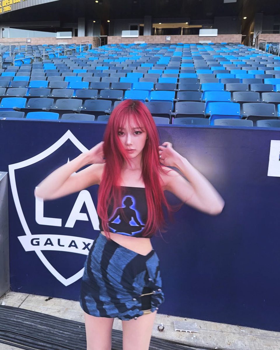 Trying to expand the hot-mess session, hot in appearance, mess as the after-effect I created with every bold step I took. Thorough yet mesmerizing, eyes forget their original intention and may wonder how I master my forte of stealing the spotlight like this.