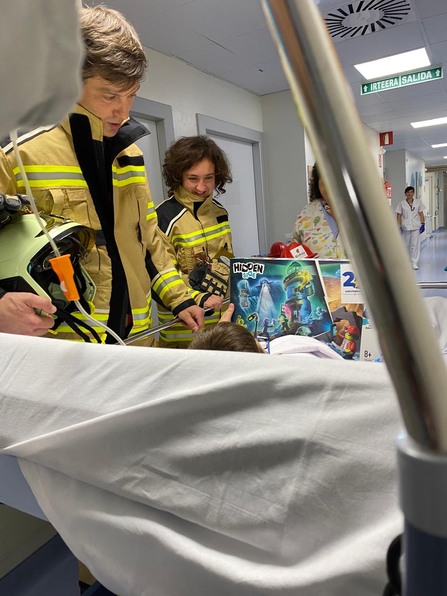 OSI EEC - Hospital Universitario Cruces (@osieecruces) on Twitter photo Gaur ospitaleak soinu desberdina dauka... Esperantzaren soinua!
🔔Pediatriako altaren kanpaia jarri dugu #OspitaleratutakoHaurrarenEguna ospatzeko <a href="/fpdeseo/">Fundación Pequeño Deseo</a> eta <a href="/Bizkaia/">Bizkaiko Foru Aldundia/Diputación Foral de Bizkaia</a> -ko suhiltzaileei esker <a href="/osakidetzaEJGV/">Osakidetza</a>
Alta bakoitza betetako, amets bat
🔗 osieec.osakidetza.eus/blog/eu/el-hos… Gaur ospitaleak soinu desberdina dauka... Esperantzaren soinua!
🔔Pediatriako altaren kanpaia jarri dugu #OspitaleratutakoHaurrarenEguna ospatzeko <a href="/fpdeseo/">Fundación Pequeño Deseo</a> eta <a href="/Bizkaia/">Bizkaiko Foru Aldundia/Diputación Foral de Bizkaia</a> -ko suhiltzaileei esker <a href="/osakidetzaEJGV/">Osakidetza</a>
Alta bakoitza betetako, amets bat
🔗 osieec.osakidetza.eus/blog/eu/el-hos…