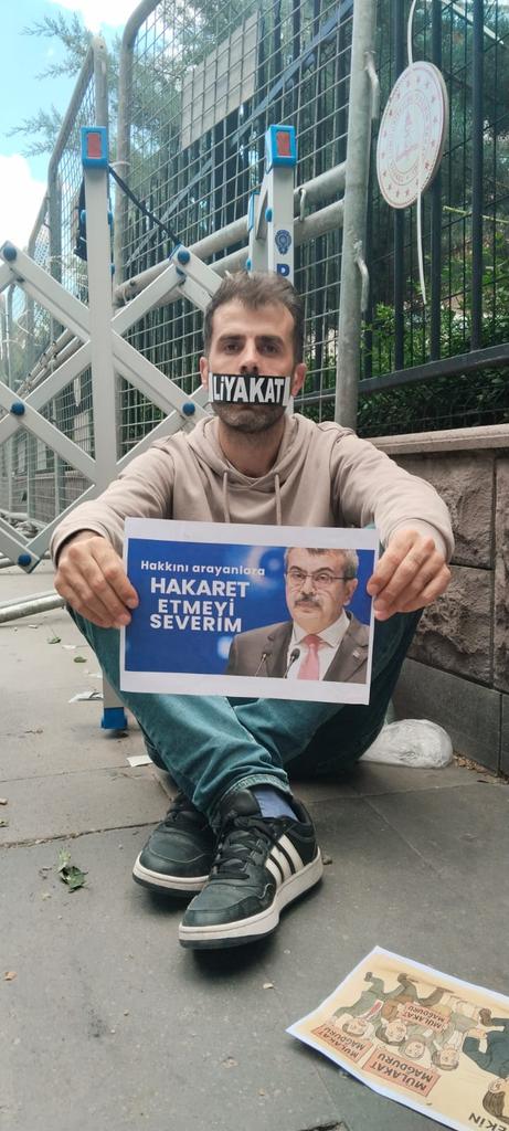 Mülakatlar sonucunda çalışma ve atanma hakkı elinden alınan öğretmenler Bakanlık önünde eylem başlattı. Bir şey yemeden, içmeden bekleyişlerini sürdüren öğretmenler beklentilerini bu şekilde ifade ediyorlar. 
#MülakatZulmünde191Gün