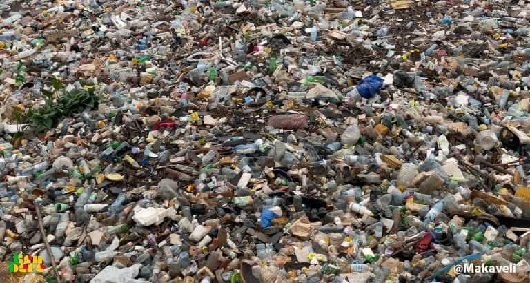 Sur les voies publiques, dans les caniveaux ou encore dans les rues, les sachets plastiques ne passent pas inaperçus. La capitale malienne, appelée « Bamako la coquette » naguère, est aujourd’hui le siège des déchets, particulièrement des sachets plastiques. 

🎯Pourtant, en plus
