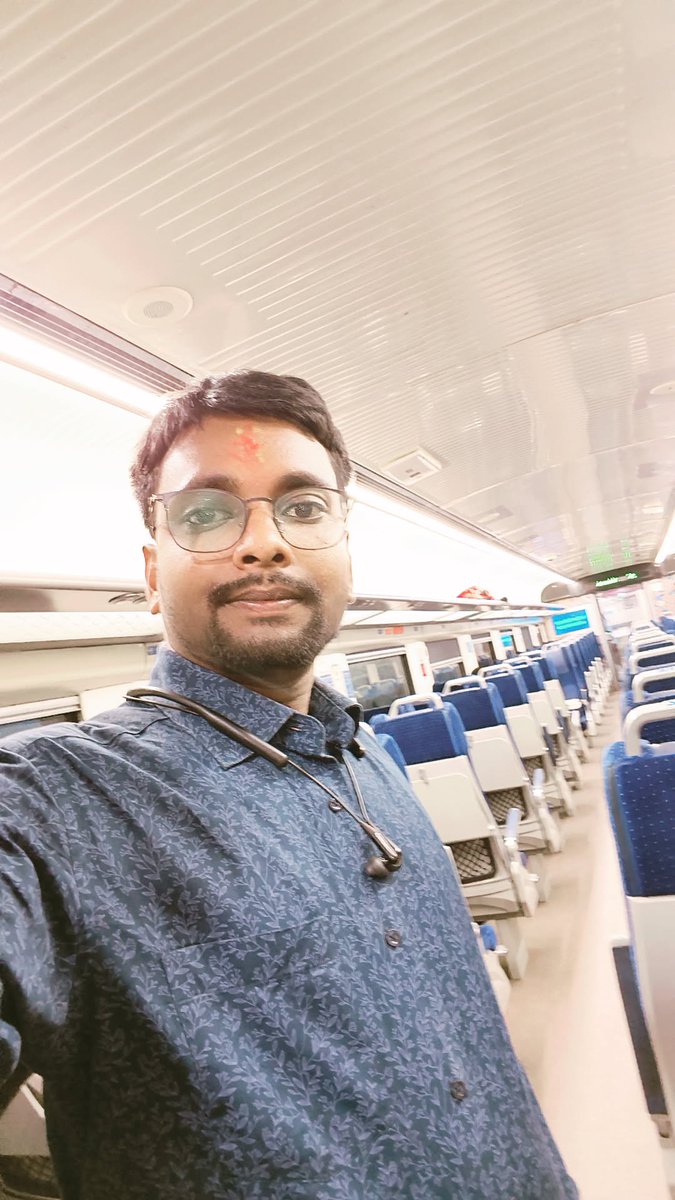 Lalan__official's tweet photo. भारत की सबसे तेज, आधुनिक, आरामदायक और सबसे लोकप्रिय ट्रेन #वंदे_भारत_एक्सप्रेस में जोधपुर स्टेशन से जयपुर तक यात्रा की।

वंदे भारत ट्रेन में आरामदायक एवं सुखद सफ़र के साथ साथ आधुनिक तकनीकी और उन्नत एवं बेहतर सुविधाओं की सराहना किए। https://t.co/Je7Nm53dUr