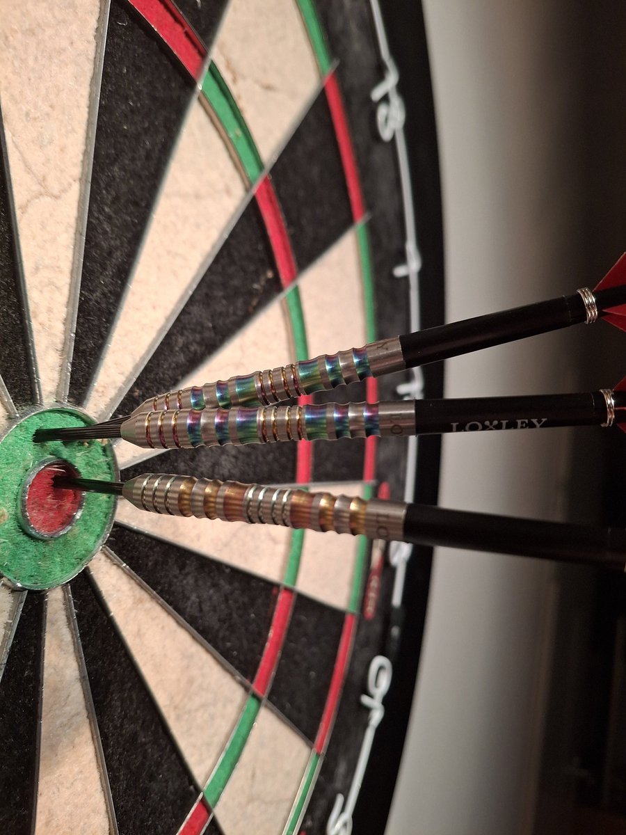 Dartpractice's tweet photo. (1/2) People ask me on Twitter and face to face what darts i use. Its the @LoxleyDarts excalibur model 1. In 22 gram And i got them from @dartscentre_eu 

These darts are a gamechanger for me. 2x semi final. 2x final and 1 tournement win. They fly amazing under pressure. https://t.co/vLpF4Iyn2F