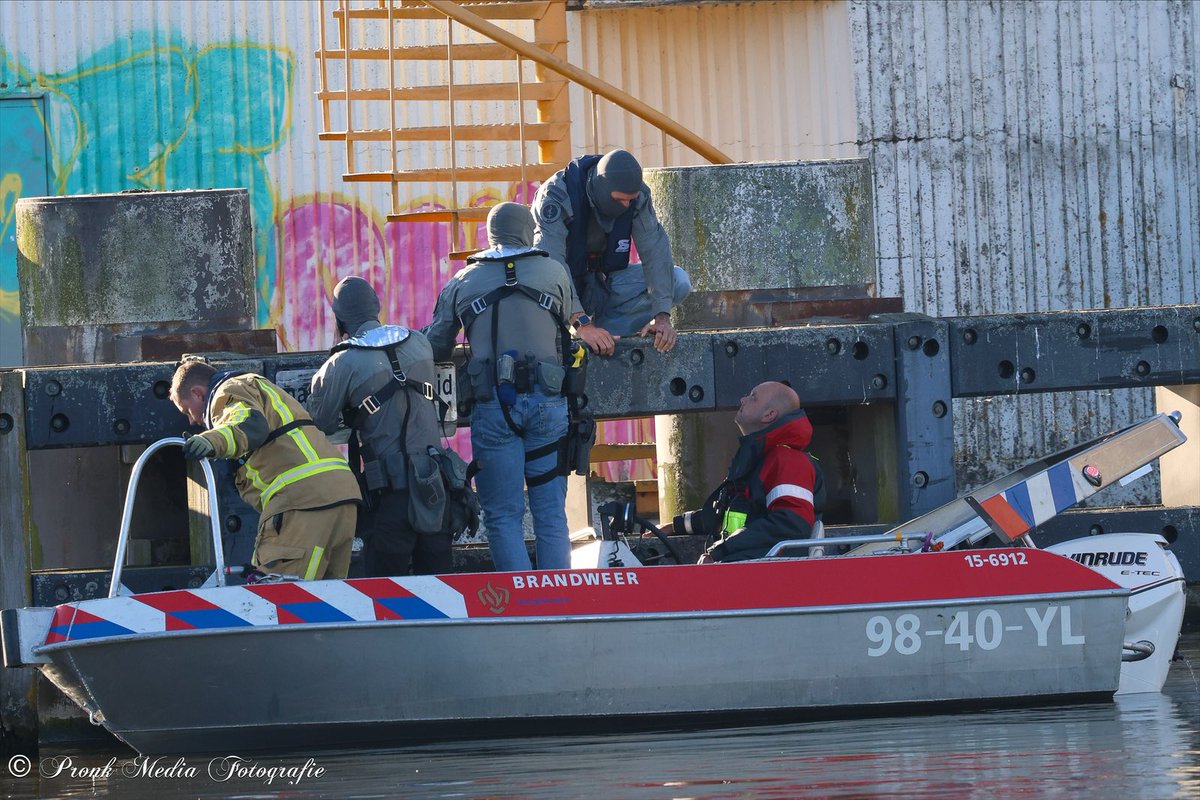 De hulpdiensten zijn bij de Goudriaankade in Den Haag geruime tijd in touw geweest met een ogenschijnlijk verwarde zwemmer die weigerde het water uit te komen.