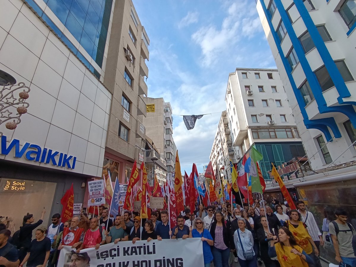 📍İzmir

9 Mart’ta tazminatını alamadığı için Çalık Holdingin önüne giden Erdal Eğrek hakkını aradığı için dövülerek öldürüldü. Dün düzenlenen eylemde sınıf kardeşimizin sesini büyütmek, hesap sormak için yürüdük.

İşçilerin Katili Saray Rejimi!