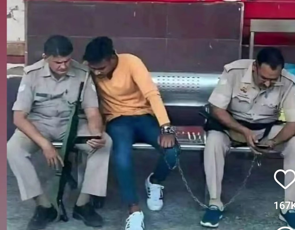 कौन कहता है कि इंसानियत नहीं रही,

आप देख सकते हैं पुलिस वाले एक गुनहगार को मोबाइल दिखाते हुए इंसानियत निभा रहे हैं🤟