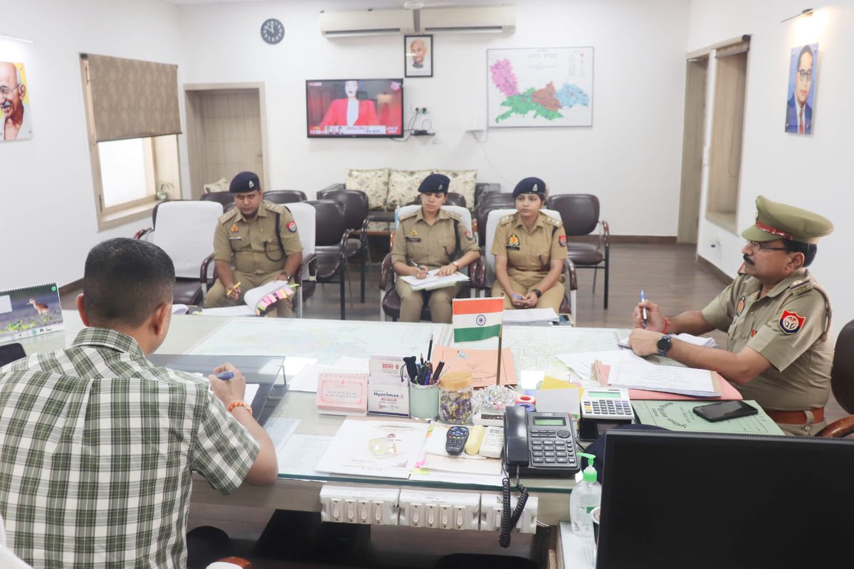 IG Range Agra (@igrangeagra) on Twitter photo #DIGRangeAgra <a href="/ShaileshP_IPS/">Shailesh Pandey,IPS</a> द्वारा परिक्षेत्रीय कार्यालय पर परिक्षेत्र के जनपदों के CO'S के साथ अपराध समीक्षा गोष्ठी कर, जनपदों में लंबित समस्त अपराधों की विवेचनाओं के निस्तारण एवं लूट व चोरी की घटनाओं में त्वरित कार्यवाही हेतु संबंधित को दिशा-निर्देश दिए गये।
#UPPolice #DIGRangeAgra <a href="/ShaileshP_IPS/">Shailesh Pandey,IPS</a> द्वारा परिक्षेत्रीय कार्यालय पर परिक्षेत्र के जनपदों के CO'S के साथ अपराध समीक्षा गोष्ठी कर, जनपदों में लंबित समस्त अपराधों की विवेचनाओं के निस्तारण एवं लूट व चोरी की घटनाओं में त्वरित कार्यवाही हेतु संबंधित को दिशा-निर्देश दिए गये।
#UPPolice