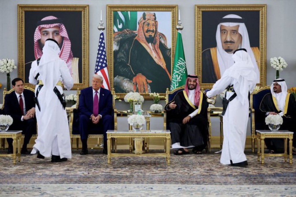 asa10k's tweet photo. هنا تُعقد القمم، وتُبنى التحالفات، وتُرسم السياسات… ومن أراد أن يكون جزءًا من الحل، فليحجز مقعده في الرياض، وإلا فليكتفِ بالمشاهدة
🇸🇦
 
 #ترامب_في_السعوديه https://t.co/BmOH7rV2Sv