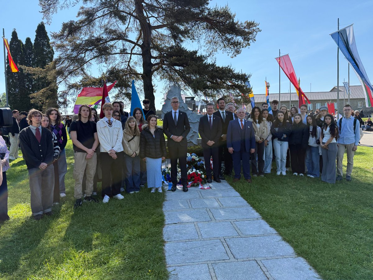80. Jahrestag Befreiung KZ: Kranzniederlegung von Minister L. Gloden+Botschafter J. Graff am Appellplatz. Gedenken an die 176 🇱🇺 Deportierten, von denen 62 ermordet wurden. Anwesenheit von Guy Dockendorf, Präs. des Comité Intl de #Mauthausen #CIM + Schülern des LG Esch/Alzette.