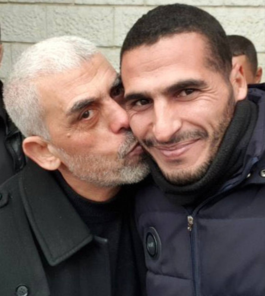 Volgens berichten uit Gaza werd de Palestijnse journalist Hassan Aslih, bekend van het filmen van  Hamas-aanval van 7 oktober en zijn nauwe banden met Hamas, gedood bij een Israëlische luchtaanval op het Nasser-ziekenhuis in Khan Younis. He's in hell now👍