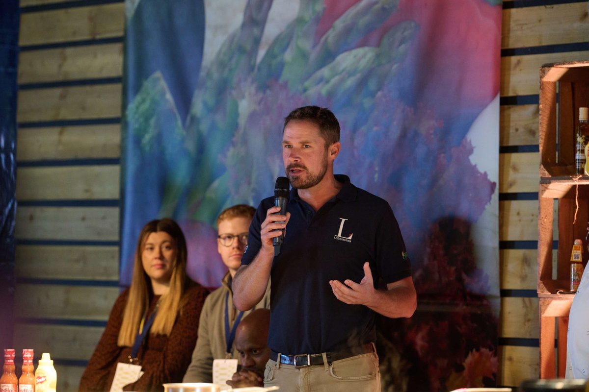 cookeryfoodfest's tweet image. Ready for the ultimate chef fest? 🍽️🎉 Tickets for #ucff2025 are LIVE! Join top chefs for demos, foraging &amp;amp; workshops in a stunning farm setting. 🎟️ £125+VAT | 📅 Sept 16, 2025 👉 bit.ly/ucffreg25

Tag a chef who needs to be there 🌿👨‍🍳 

#GlastonburyForChefs #ChefCommunity