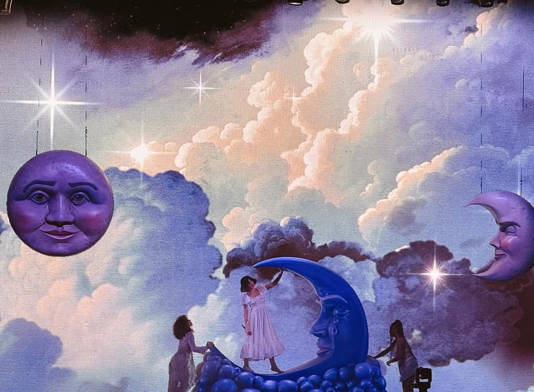 haIseylq's tweet photo. Don’t trust the moon, she’s always changing. #ForMyLastTrickTour #Phoenix

📸: effythegoat https://t.co/TQiQ24JTN0