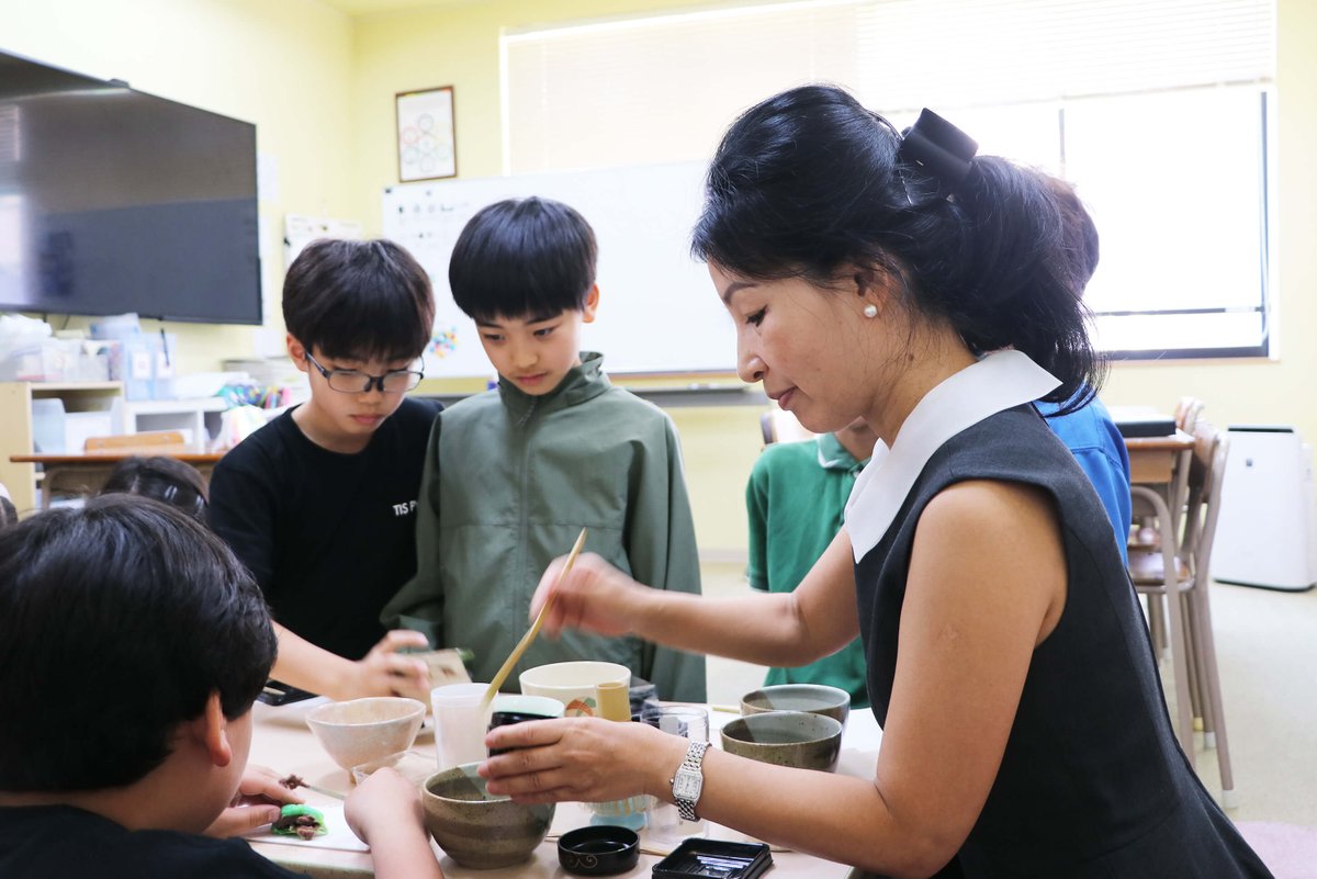 One of our Grade 5 Japanese classes experienced a traditional tea ceremony with tea-grade matcha and beautifully crafted wagashi (Japanese sweets) today. Many thanks to the TIS parent who led the workshop and our special guest who provided the exquisite treats!