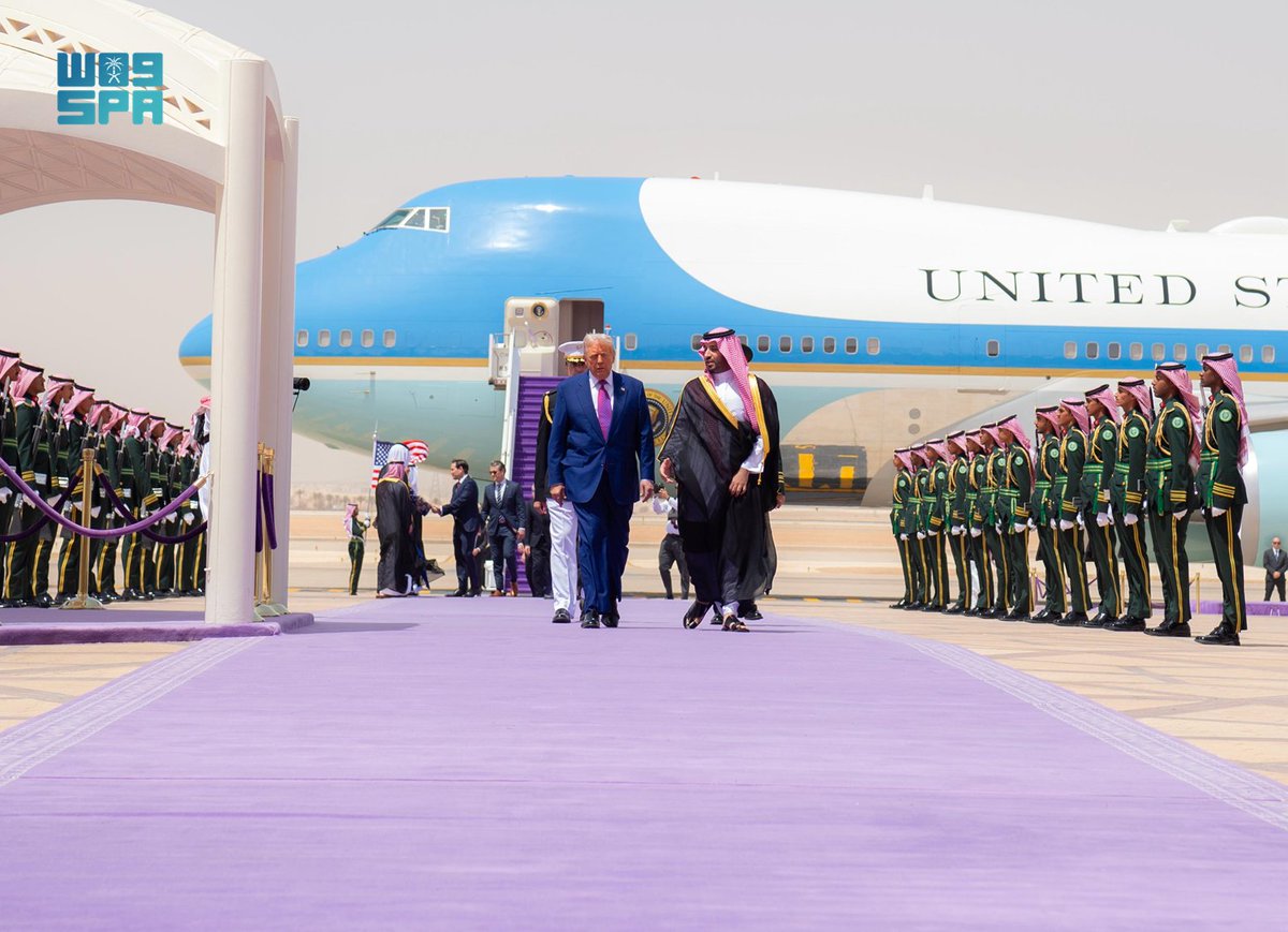 #صور_واس |  فخامة رئيس الولايات المتحدة الأمريكية يصل المملكة في زيارة دولة، وسمو #ولي_العهد⁩ في مقدمة مستقبليه.
#الرئيس_الأمريكي_في_المملكة
#٩٢_عاماً_من_الشراكة_والازدهار
#TrumpInKSA 
#واس