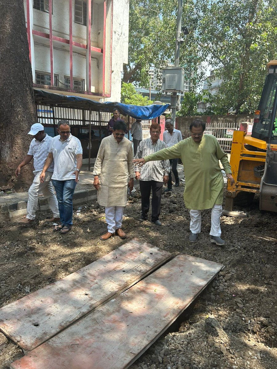 CaptTamilSelvan's tweet photo. Inspected ongoing road construction work at RD 25, near Sion Post Office (Ward 172).
Ensuring quality, speed, and public safety every step of the way.
#RoadWorkUpdate #MumbaiDevelopment #OnGroundAction https://t.co/g28iF0ZeSa
