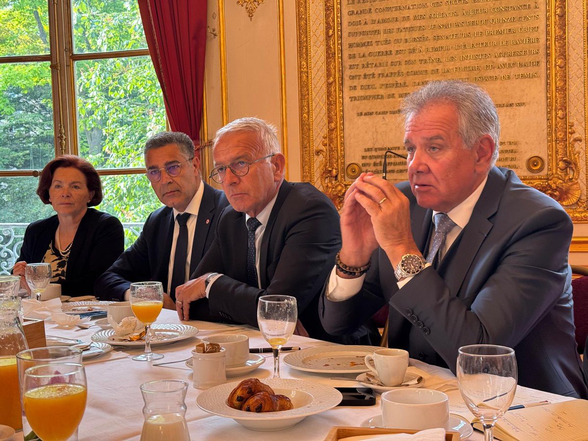 Michel LAUGIER (@laugiermichel) on Twitter photo Petit-déjeuner de travail du groupe d’amitié France 🇫🇷/Madagascar 🇲🇬 & Pays de l’Océan Indien avec <a href="/AmbBrunetDCROI/">Jean Claude Brunet</a>, Ambassadeur délégué à la coopération régionale dans la zone de l'Océan Indien
👉Les défis et les enjeux de la zone sont importants pour notre pays et son influence Petit-déjeuner de travail du groupe d’amitié France 🇫🇷/Madagascar 🇲🇬 & Pays de l’Océan Indien avec <a href="/AmbBrunetDCROI/">Jean Claude Brunet</a>, Ambassadeur délégué à la coopération régionale dans la zone de l'Océan Indien
👉Les défis et les enjeux de la zone sont importants pour notre pays et son influence