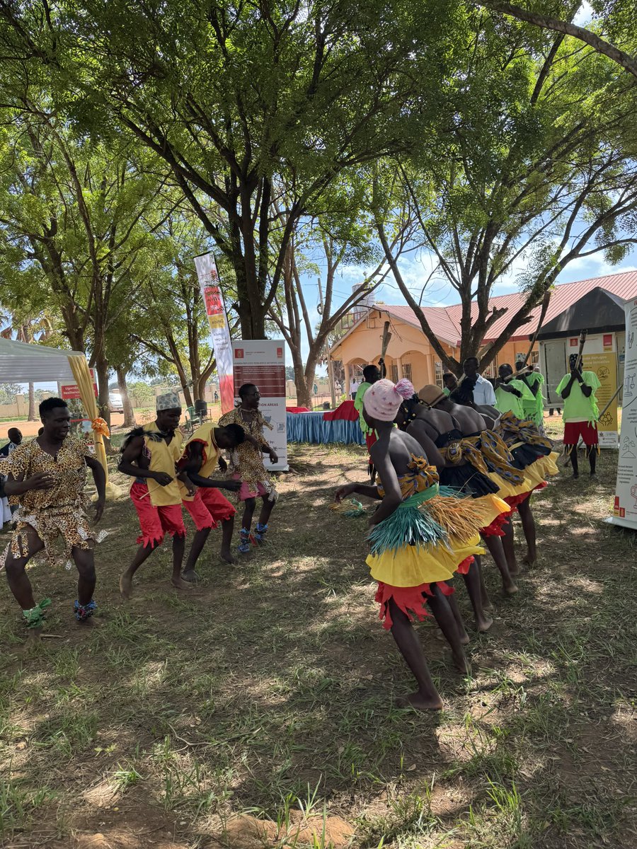 URRI_Danida's tweet image. Today, we’re thrilled to launch #URRI in West Nile!
Led by @drcEA_GL and partners, #URRI strengthens livelihoods & climate resilience in refugee & host communities through climate-smart agriculture, sustainable practices & gender equality