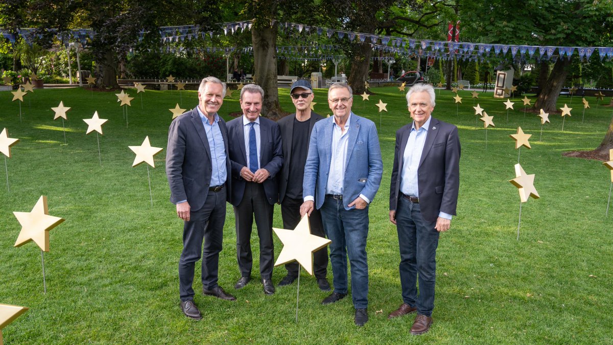 Kunst trifft Europa! Zum 50. Jubiläum des #EuropaPark wurde im Schlossgarten die Installation des Künstlers Ottmar Hörl „Europa – Garten der Sterne“ eröffnet. 100 goldene Sterne als Zeichen für Hoffnung, Zusammenhalt &amp; europäische Werte. ✨🇪🇺