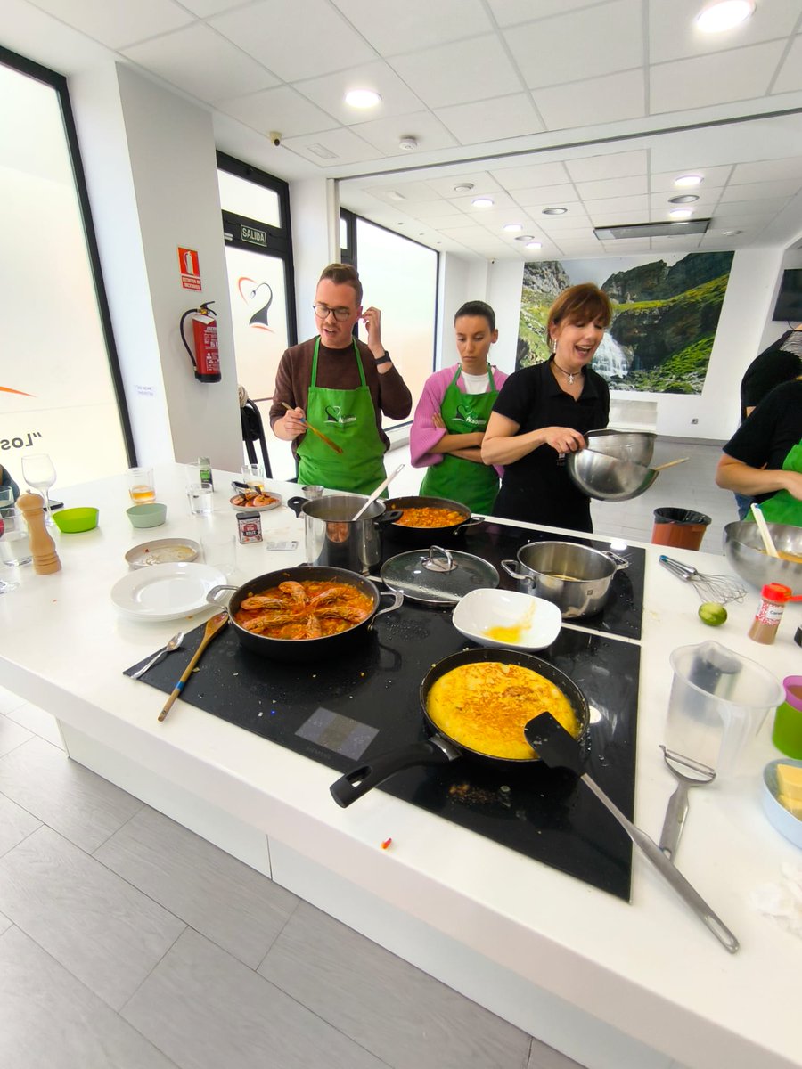 ESIC_University's tweet image. 🇪🇸🔥 Our international master’s students got a Taste of Spain at #ESICUniversity!

They cooked paella, Spanish omelette (with onion!), and Pantxineta 🍮

A delicious way to connect, share cultures, and bring Spanish flavor home! 🌍👨‍🍳

#ESICInternational #CookingExperience