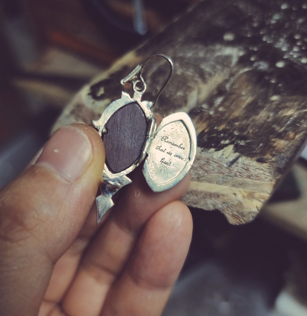 #ff14 아모로트 귀걸이 안쪽

Remember that we once lived.