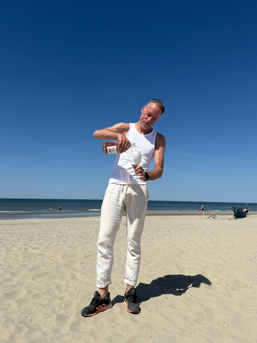 nescio75's tweet photo. Zomaar zomer met eentje; #gekkigheid https://t.co/qaAzsRr3f5