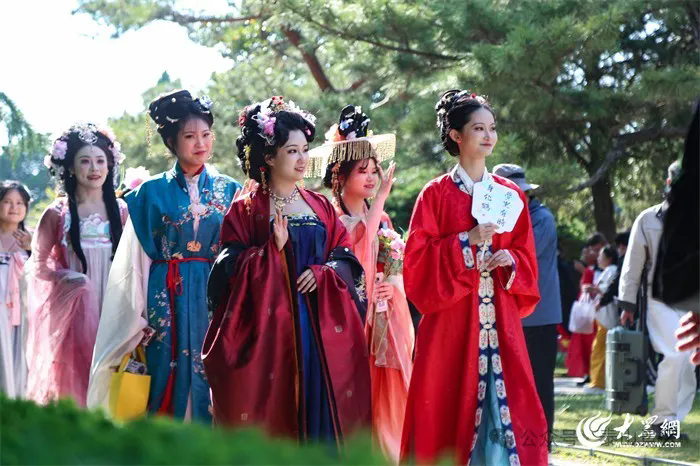 AmazingTaian's tweet photo. 👀💃Atop #TaishanMountain on May 11, sunlight kissed the peak as malus spectabilis bloomed and the 2025 Hanfu Parade unfolded beautifully, uniting classical attire with nature's splendor. A vibrant blend of history and blossoms! #DynamicTaian #TaianSummer [📷/Dazhong News] https://t.co/FO7rtZ0KM1