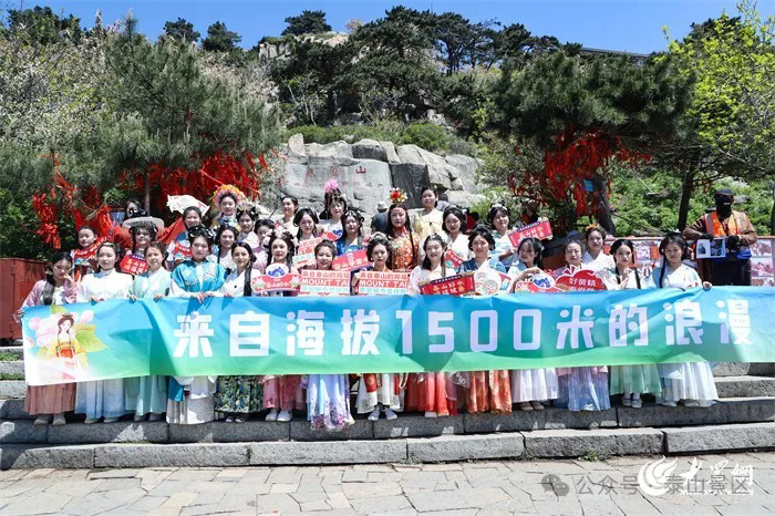 AmazingTaian's tweet photo. 👀💃Atop #TaishanMountain on May 11, sunlight kissed the peak as malus spectabilis bloomed and the 2025 Hanfu Parade unfolded beautifully, uniting classical attire with nature's splendor. A vibrant blend of history and blossoms! #DynamicTaian #TaianSummer [📷/Dazhong News] https://t.co/FO7rtZ0KM1