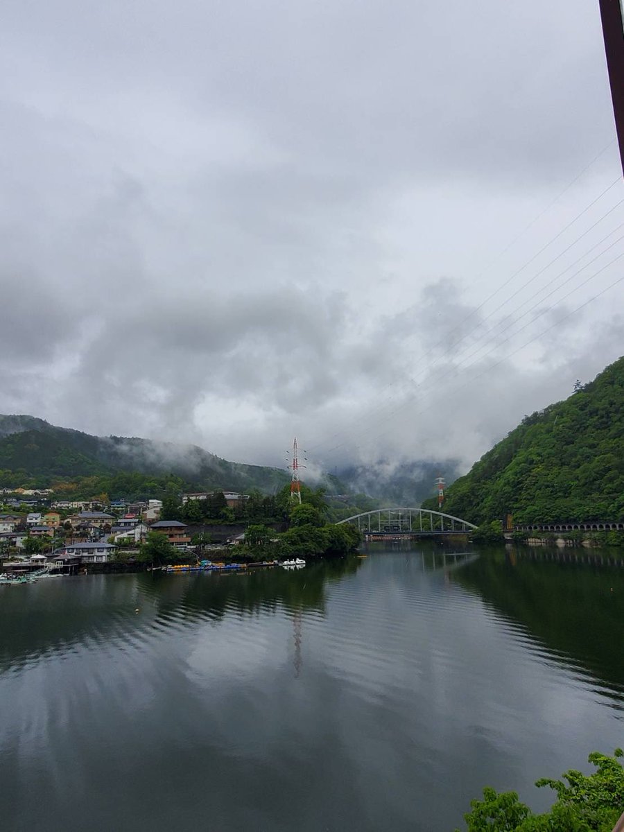 【巡検報告】 相模原市緑区巡検(5/6実施)

橋本駅周辺の都市部と、相模川、津久井湖、相模湖といった神奈川県の水環境を支える水源地を巡りました。当日はあいにくの雨となりましたが、湖畔の景色を眺めながら、地理学的・土木工学的に相模原市緑区の理解を深められました！