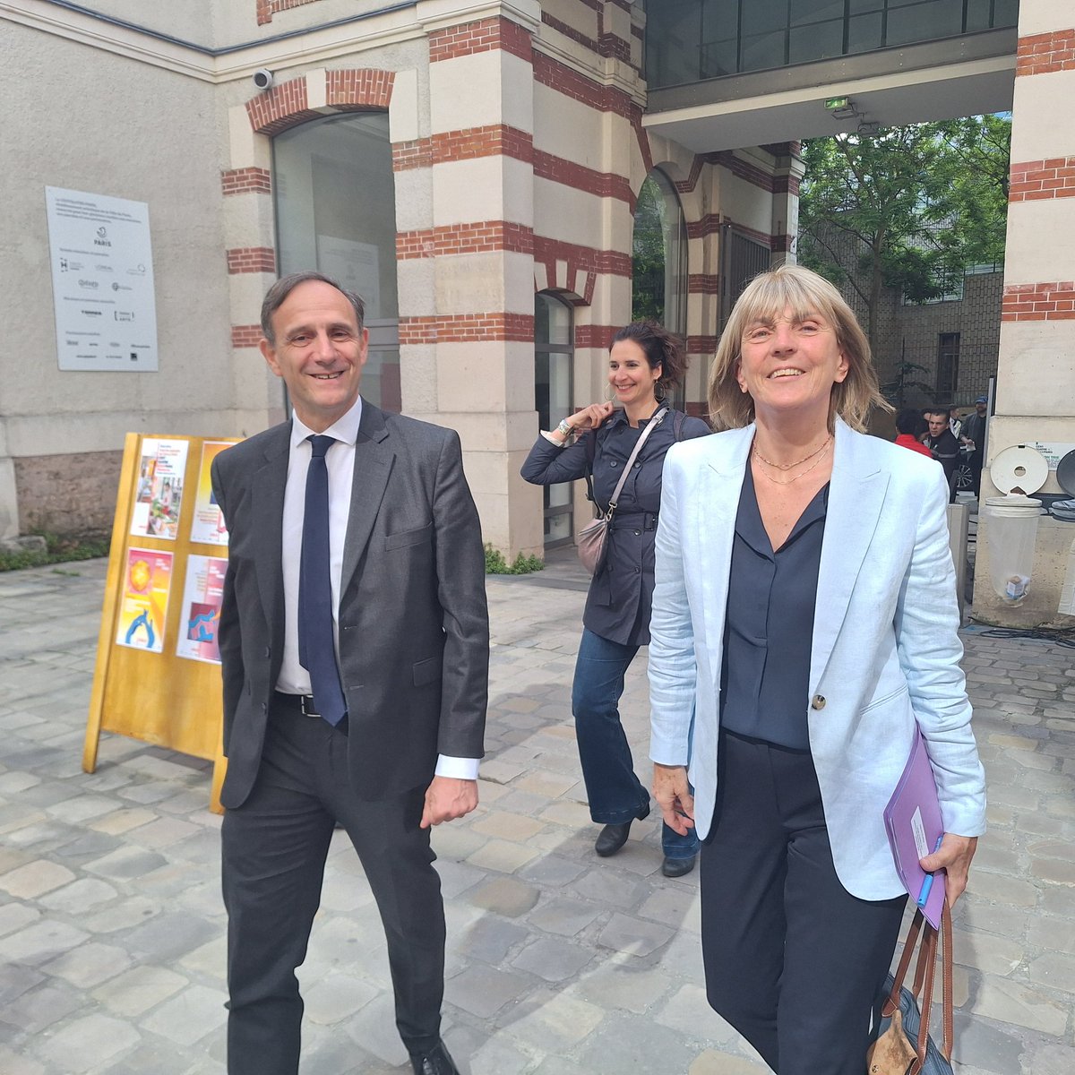 Guy Lemée (@guy_lemee) on Twitter photo La ministre du #logement <a href="/valerieletard/">Valérie Létard</a> accueillie par <a href="/oliviersichel/">Olivier Sichel</a> le DG ( interim) de la <a href="/caissedesdepots/">Caisse des Dépôts</a> ... Sourires... c'est le printemps ! La ministre du #logement <a href="/valerieletard/">Valérie Létard</a> accueillie par <a href="/oliviersichel/">Olivier Sichel</a> le DG ( interim) de la <a href="/caissedesdepots/">Caisse des Dépôts</a> ... Sourires... c'est le printemps !