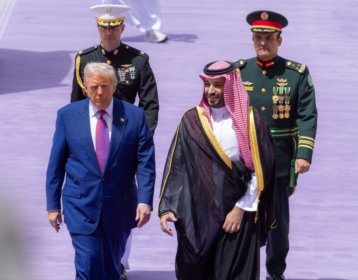 السعودية أولاً ..

ولي العهد يقود التأثير العالمي.

#الرئيس_الأمريكي_في_المملكة
#TrumpInKSA

-