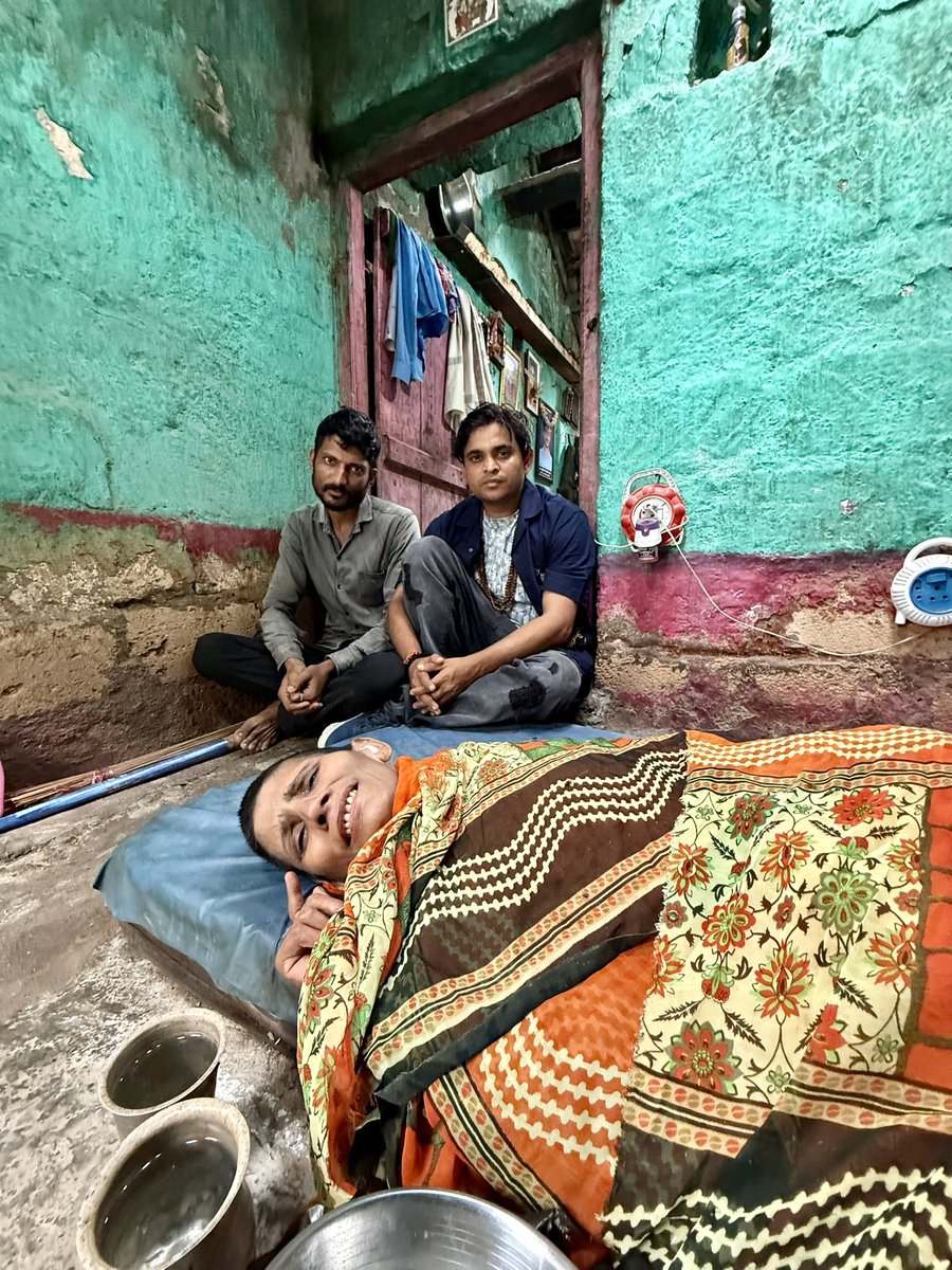 nitinjani24's tweet photo. 2 भाई का सपना ,छोटा भाई मर गया और माँ 20 साल से पैरालाइज़. छोटे भाई का सपना था घर बनाना❤️#khajurbhai #nitinjani #help #need #suppourt #khajurbhaisingtel https://t.co/qLLlTD1h6p